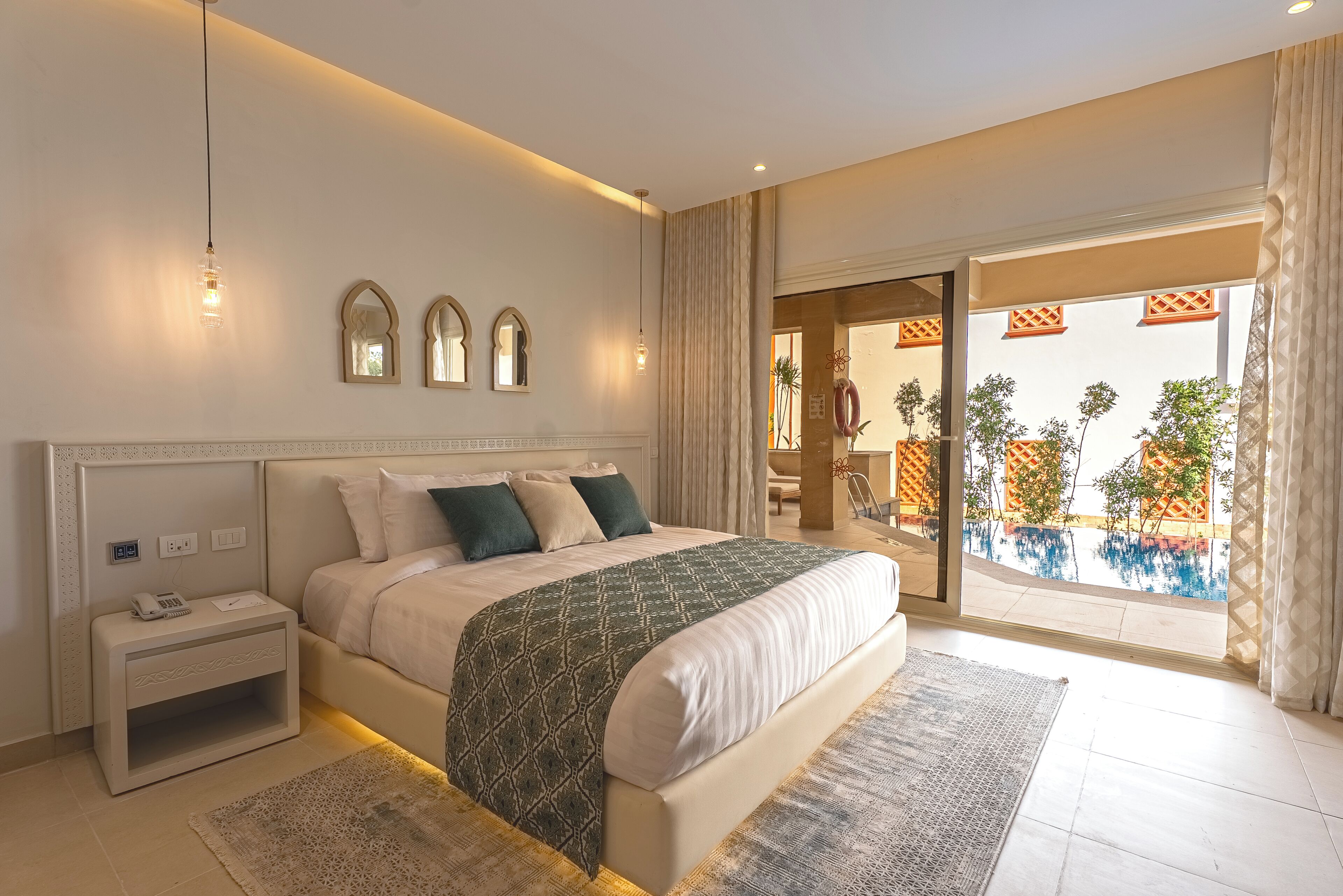 Deluxe-Suite, Poolblick | Minibar, Zimmersafe, individuell dekoriert, individuell eingerichtet