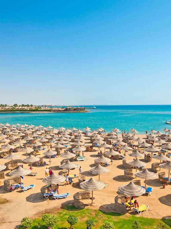Plage privée, chaises longues, parasols, serviettes de plage