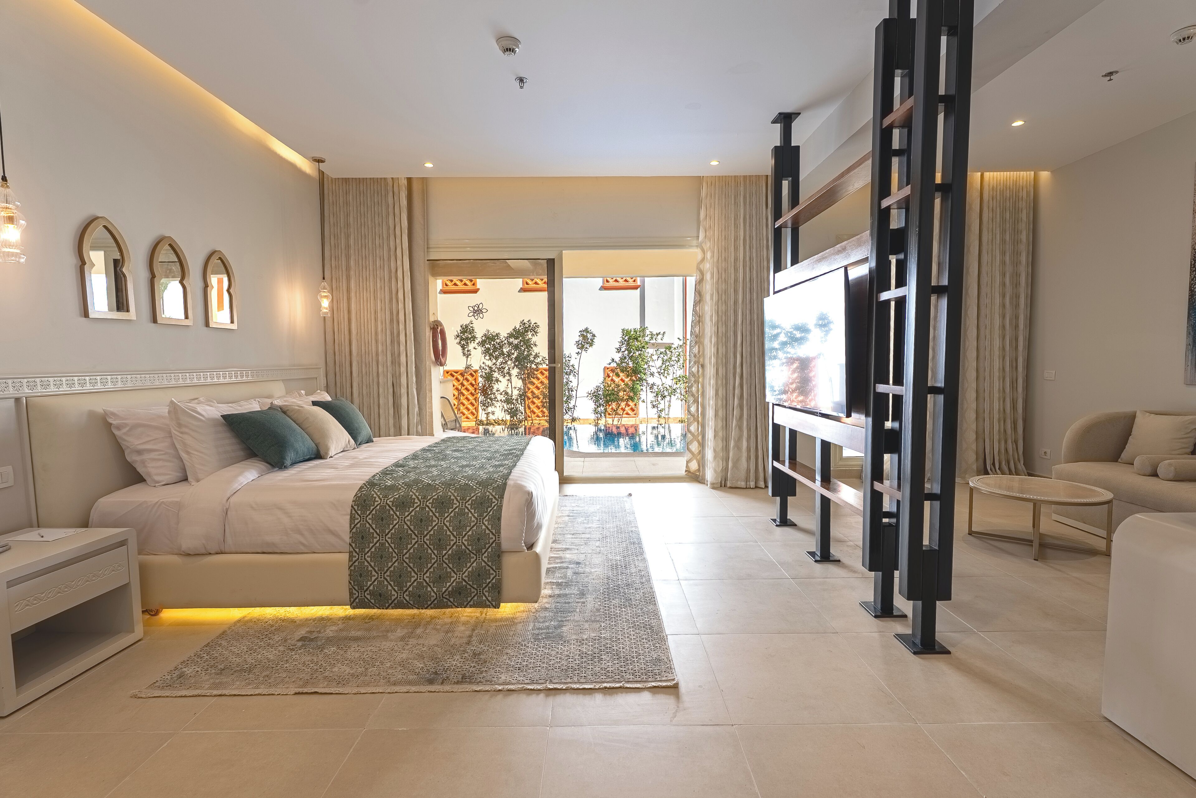 Pool Suite | Minibar, in-room safe, individually decorated, individually furnished