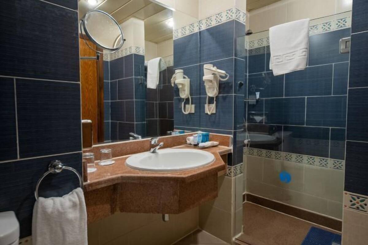 Amenidades de baño gratuitas, secadora de cabello, batas, toallas