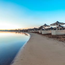 Plage privée, chaises longues, parasols, serviettes de plage
