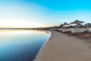 Private beach, sun loungers, beach umbrellas, beach towels - Sunrise Sentido Mamlouk Palace (Hurghada)