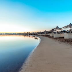 Plage privée, chaises longues, parasols, serviettes de plage