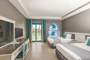 Family Room With Bunk Bed | Minibar, in-room safe, desk, blackout drapes - SUNRISE Garden Beach Resort - All inclusive (Hurghada)