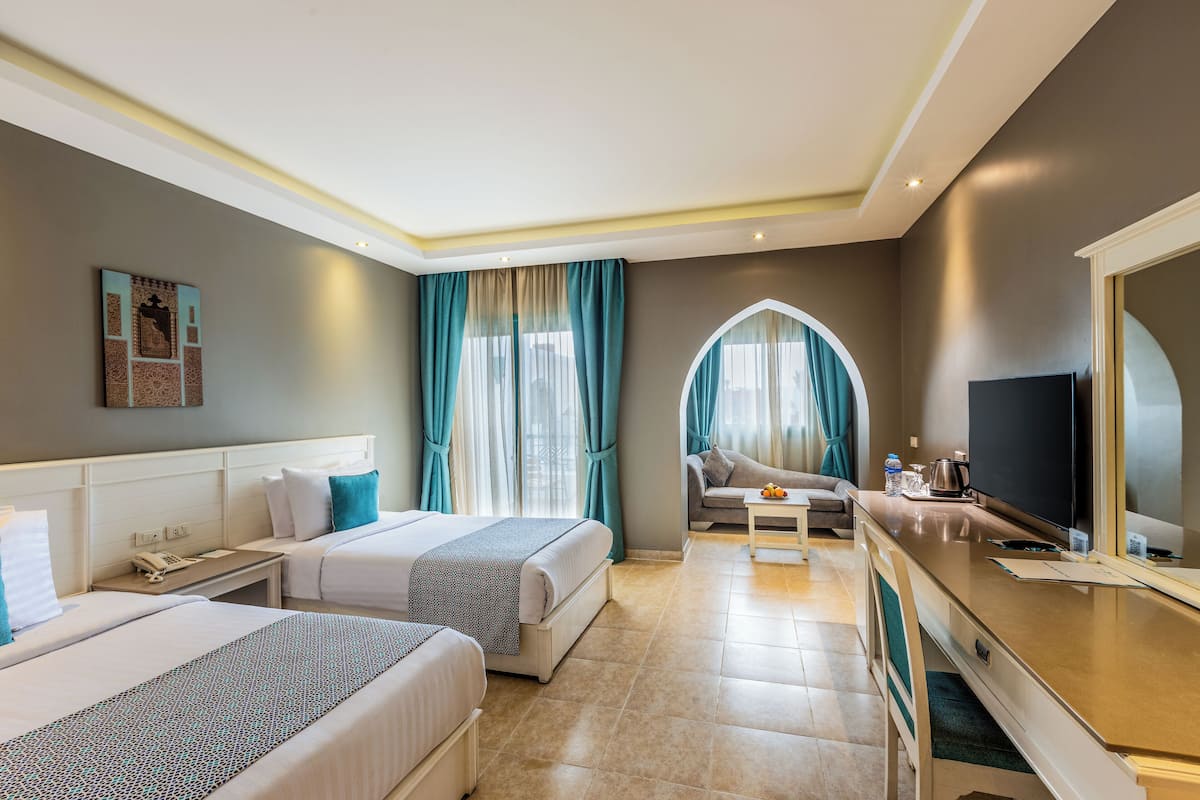 1 kamar tidur, minibar, brankas, dan meja kerja