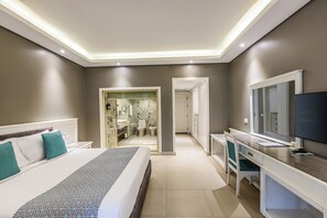 Minibar, caja de seguridad en la habitación y escritorio 