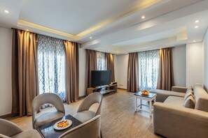 Suite Junior | Minibar, coffres-forts dans les chambres, bureau, rideaux occultants