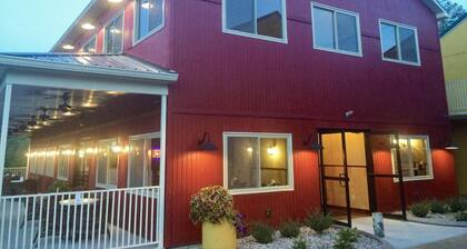 Golden Manor Inn & Suites