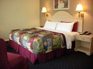 Desk, iron/ironing board, free WiFi, bed sheets - Golden Manor Inn & Suites (Muldraugh)