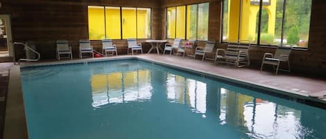 Piscine couverte, piscine extérieure, chaises longues