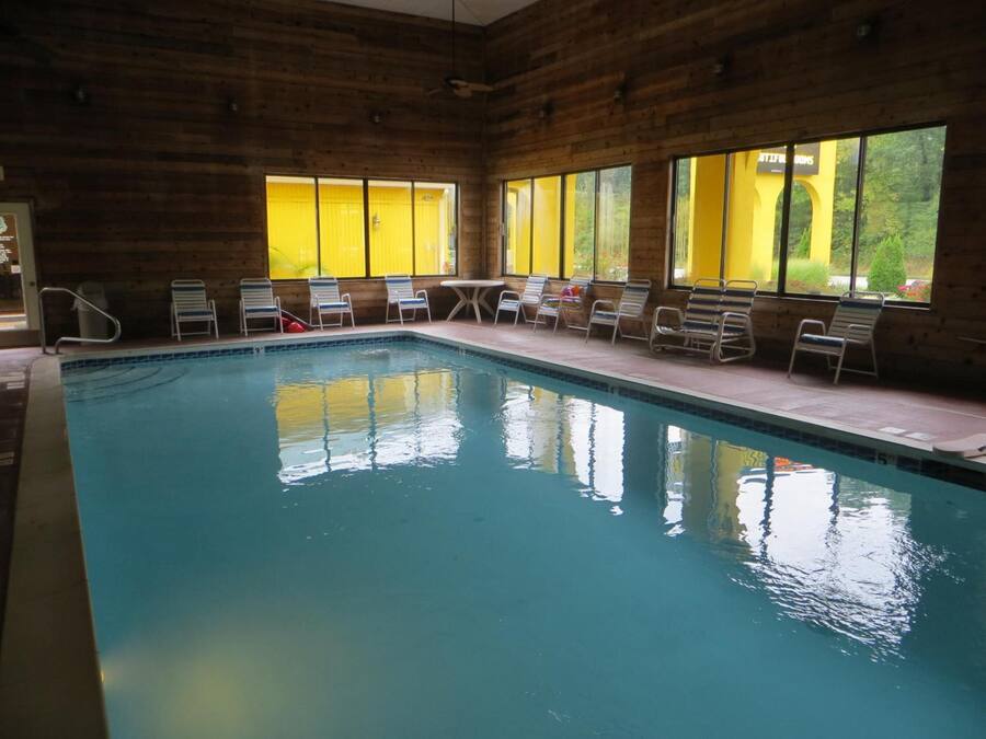 Innendørsbasseng, utendørsbasseng og solsenger