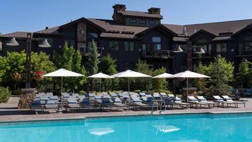 Una piscina al aire libre, cabañas de piscina (de pago), sombrillas