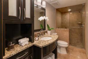 King, Suite, 1 chambre | Salle de bain | Baignoire à remous, articles de toilette griffés, séchoir à cheveux