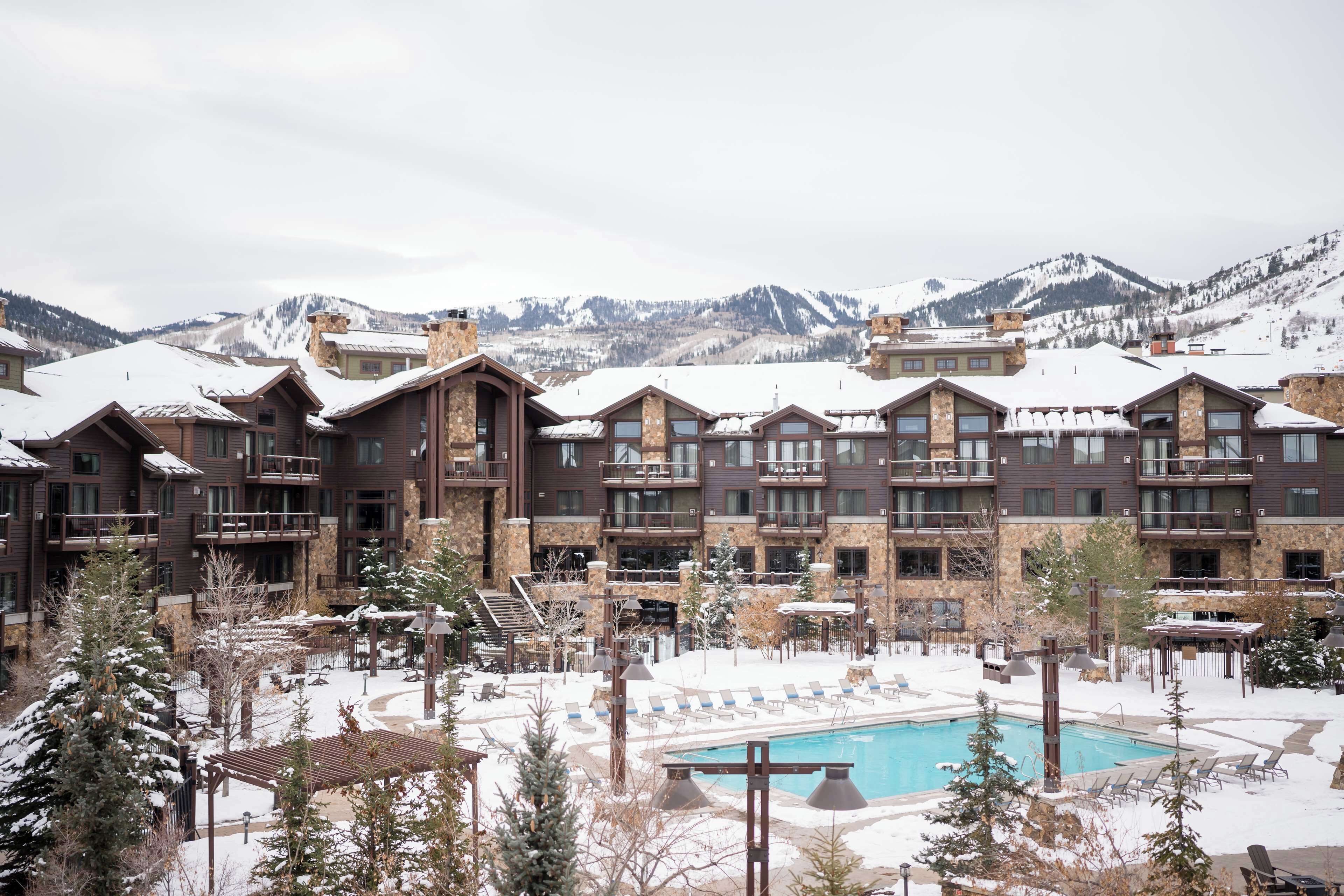 outdoor pool, open 7:00 am to 10:00 pm, pool cabanas (surcharge)