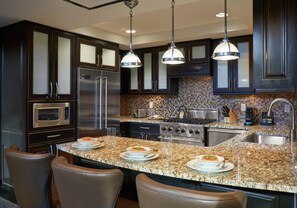 Phòng Suite, 2 phòng ngủ (Bi-Level) | Bếp riêng | Tủ lạnh, lò vi sóng, dụng cụ pha cà phê/trà, ghế cao cho trẻ em 