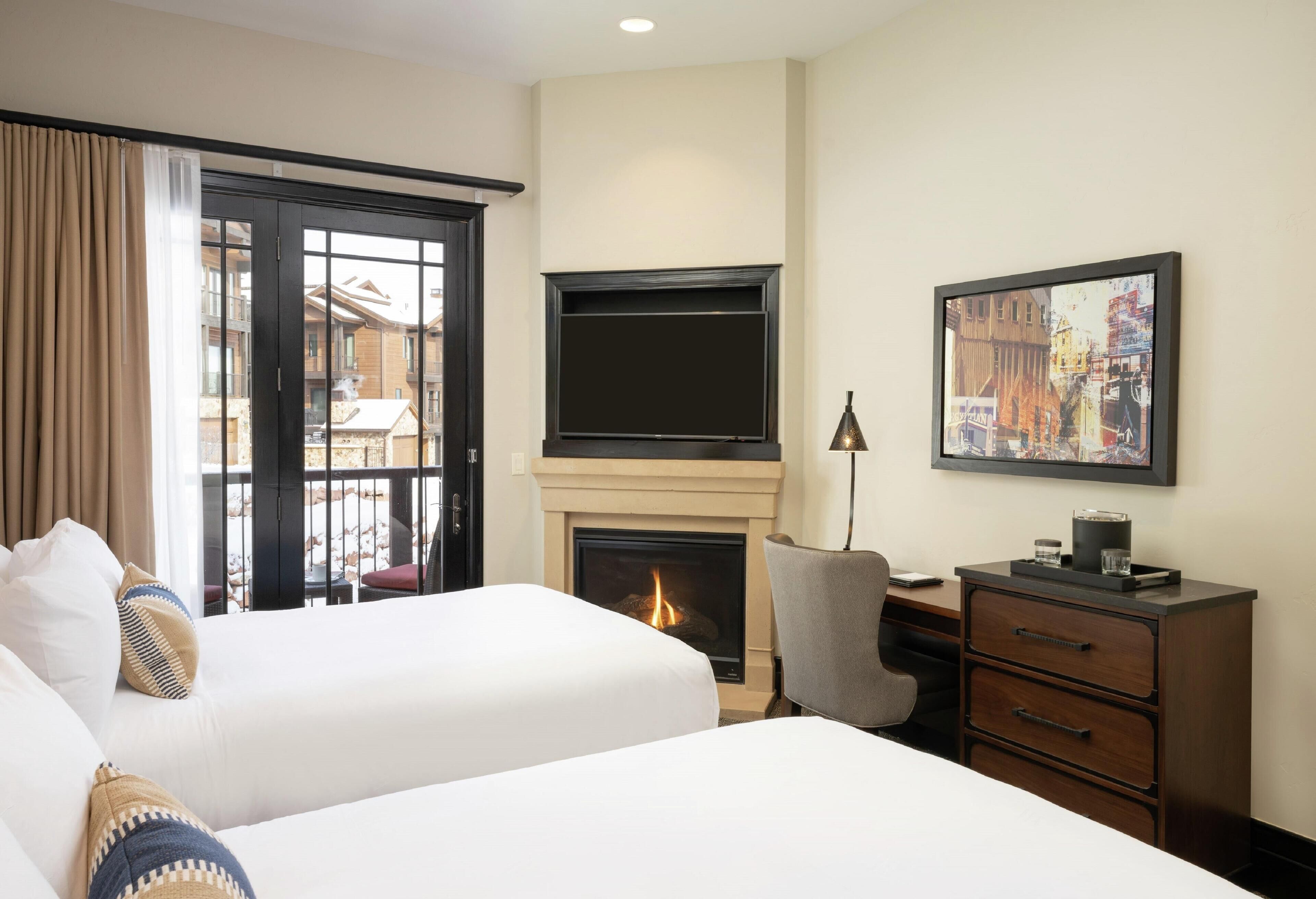 Chambre, 2 grands lits, foyer | Literie de qualité, lit avec matelas à plateau-coussin, coffre-fort