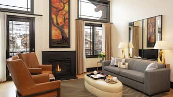 Suite, 3 slaapkamers | Woonruimte | Een 42-inch flatscreentelevisie met digitale zenders en televisie