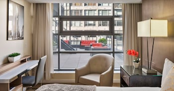 Junior Suite | Egyptian cotton sheets, premium bedding, pillowtop beds, minibar at Blue Angel Hotel NYC