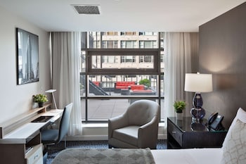 Studio Suite, 1 Queen Bed, Accessible (Junior Deluxe) | Egyptian cotton sheets, premium bedding, pillowtop beds, minibar at Blue Angel Hotel NYC