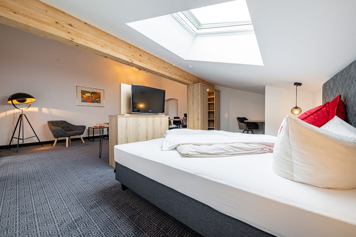 suite | hypo-allergenic bedding, memory-foam beds, minibar, in-room safe