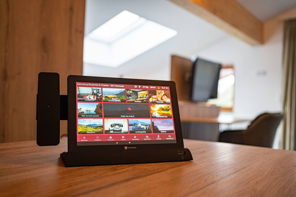 Une tablette affichant un répertoire d’hôtels avec leurs différents équipements et services.