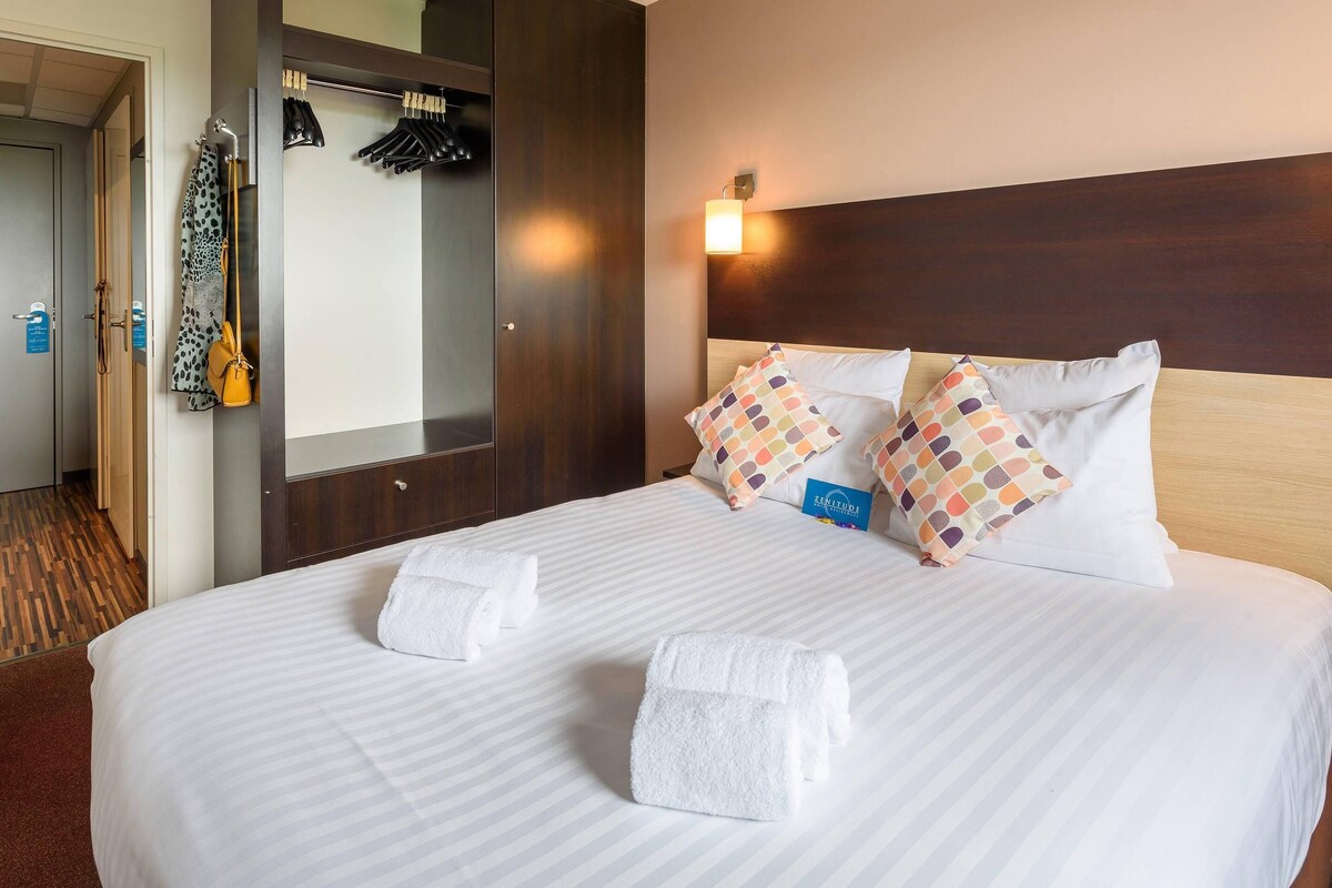 In-room safe, desk, soundproofing, iron/ironing board