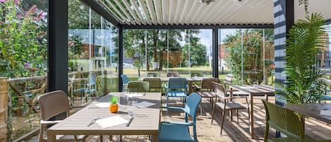 Frühstück, Mittagessen, französische Küche, Blick auf den Pool