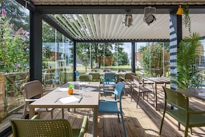 Se sirven desayunos, comidas y cocina francesa con vista a la alberca