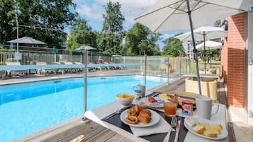 Udendørs pool, åben fra kl. 09.00 til kl. 21.00, liggestole