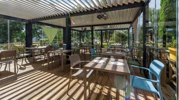 Serveert ontbijt, lunch, Franse gerechten, uitzicht op het zwembad