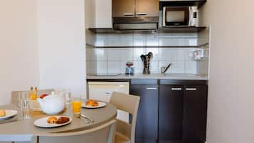 Appartement Supérieur - 4 personnes | Tallelokero huoneessa, työpöytä, äänieristys, silitysrauta/-lauta