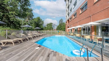 Piscine extérieure, chaises longues