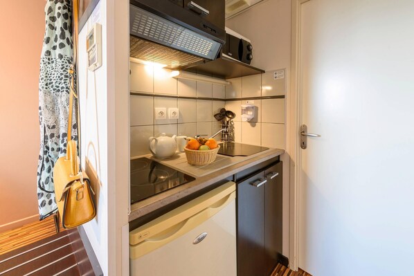 Studio - 2 persons | Private kitchen | Fridge, microwave, stovetop, electric kettle
