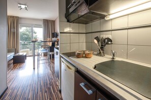 Appartement - 2 personnes | Private kitchen | Fridge, microwave, stovetop, electric kettle - Clarion Aparthotel Toulouse Le Parc de l’Escale (Toulouse)