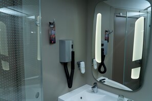 Chambre Double Deluxe, 1 lit double | Salle de bain | Douche, articles de toilette écologiques, sèche-cheveux, chaussons