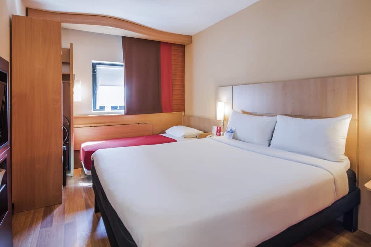 Chambre Double Standard, plusieurs lits | Literie de qualité supérieure, coffres-forts dans les chambres