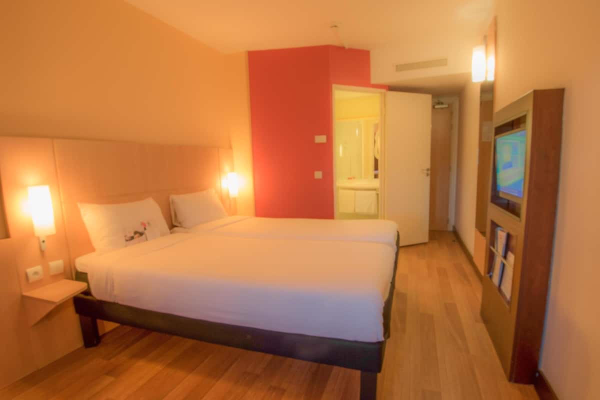 Standard Room, 2 Twin Beds | Premium bedding, in-room safe, individually furnished, desk