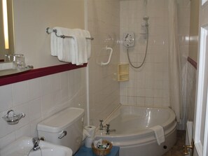A bathroom with a toilet, bidet, and bathtub. - Woodhill House (Ardara)