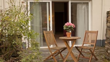 ๋๋ธ๋ฃธ (Walled Garden with Patio) | ๊ธฐํ
