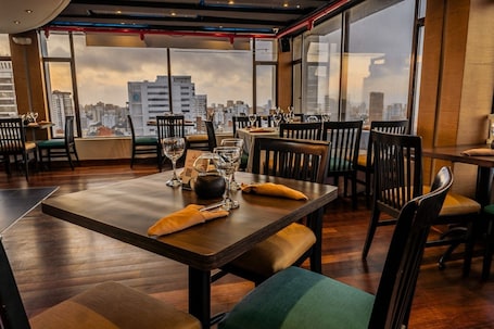 Se sirven almuerzos y cenas, mariscos