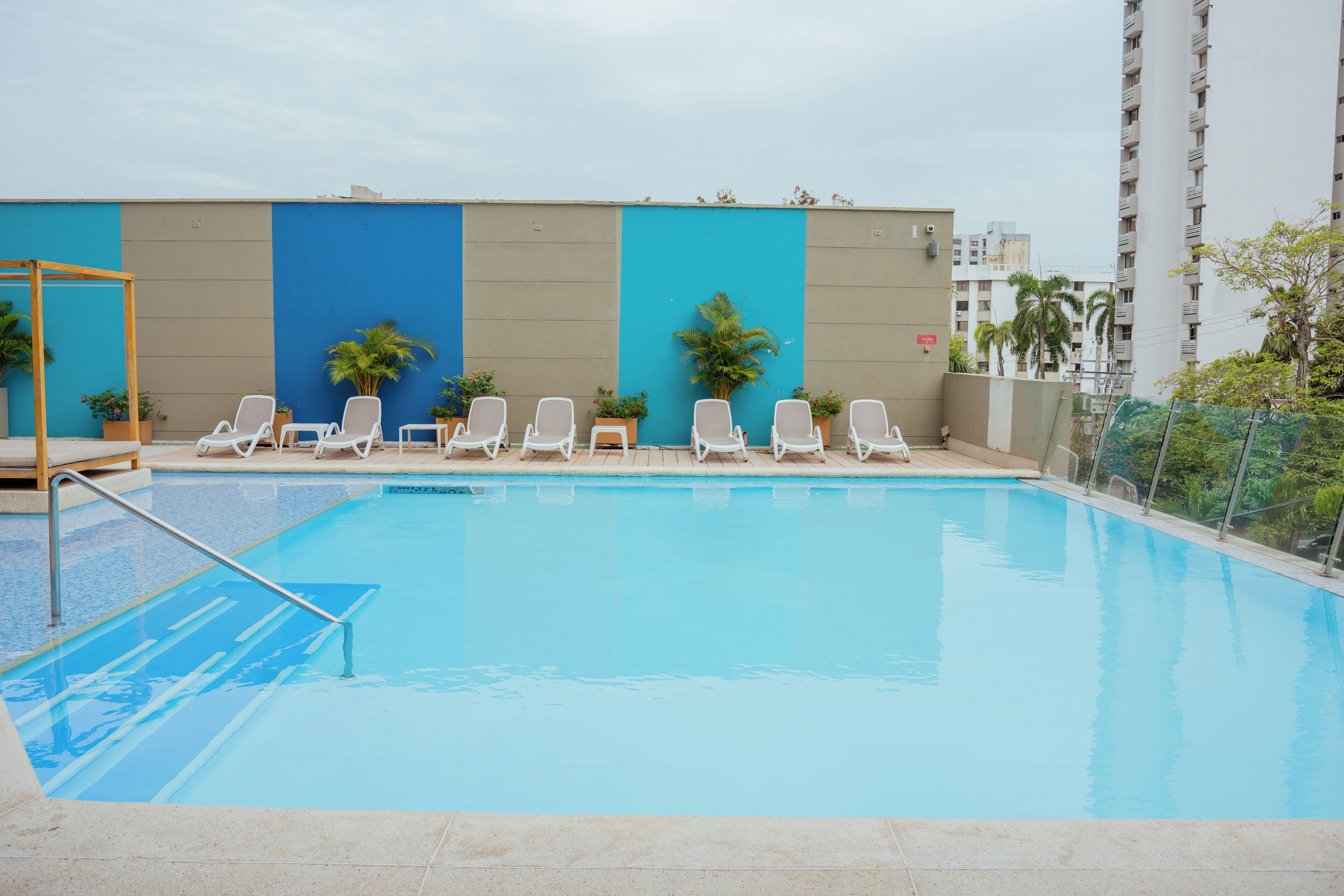 2 outdoor pools, open 10:00 AM to 6:00 PM, sun loungers