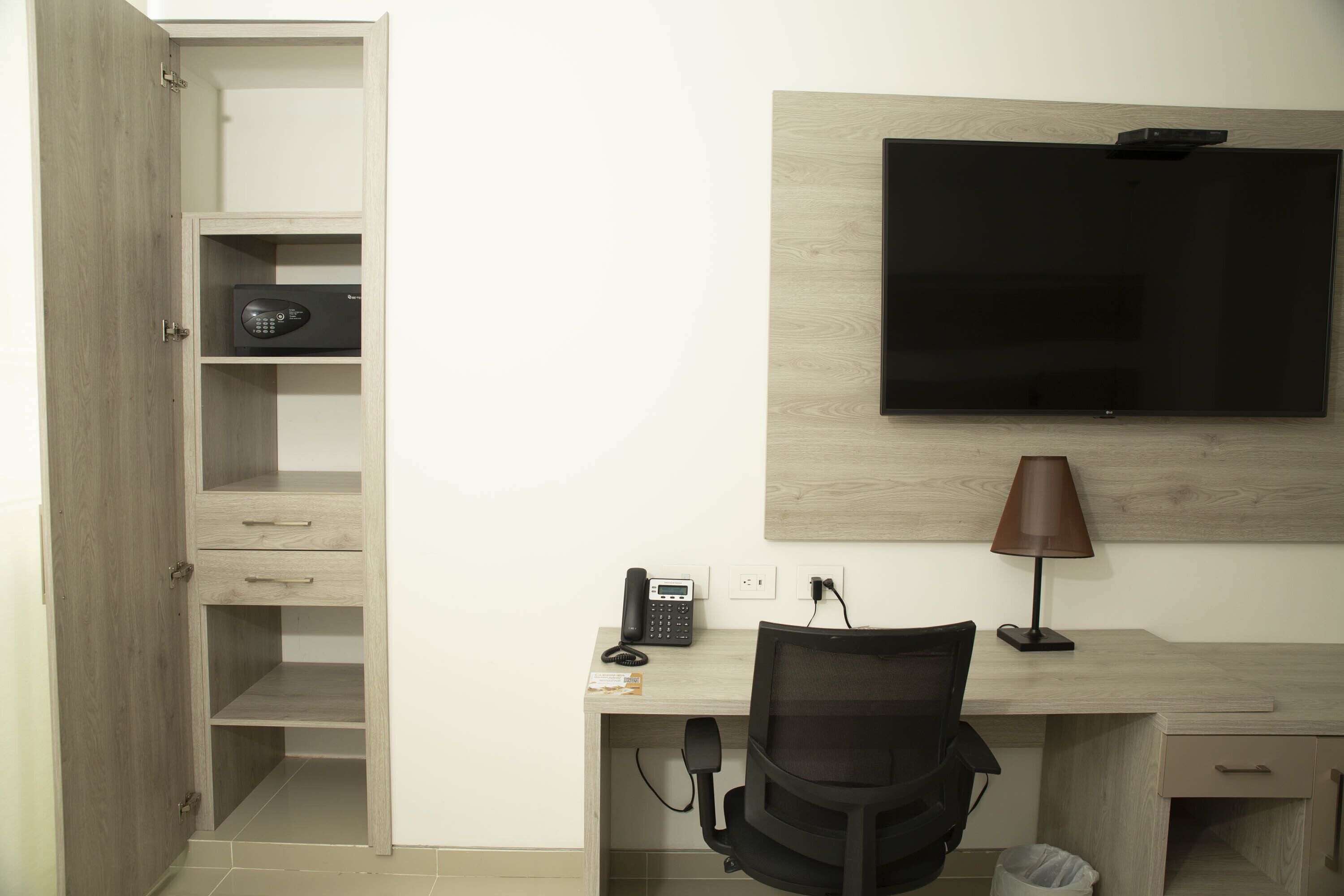 deluxe room, 1 king bed | 1 bedroom, hypo-allergenic bedding, pillow-top beds, in-room safe