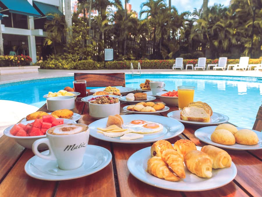 Café da manhã com buffet grátis todos os dias