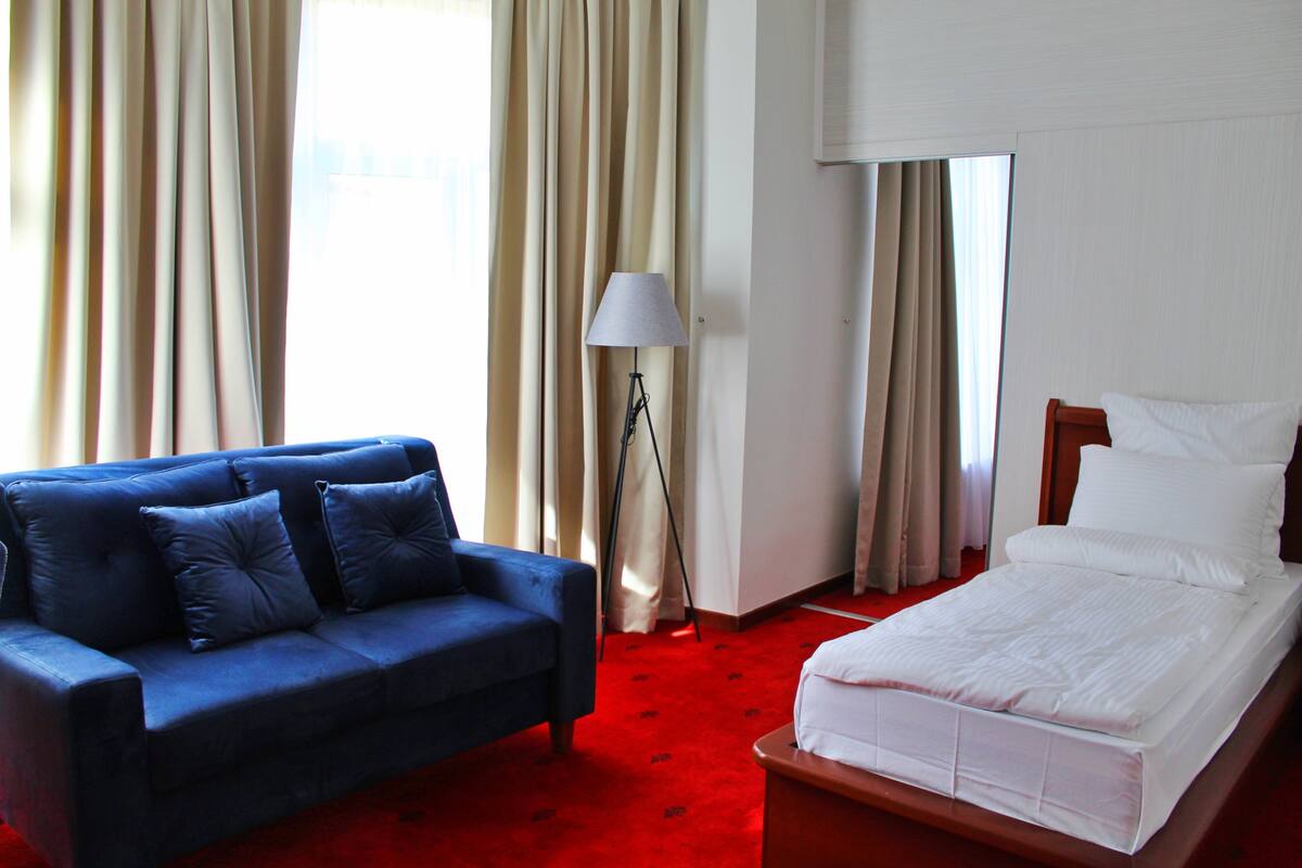 Deluxe Suite | Minibar, individually decorated, individually furnished, desk