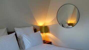 Comfort Double Room | Minibar, individually decorated, individually furnished, desk