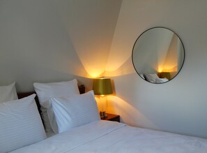 Comfort Double Room | Minibar, individually decorated, individually furnished, desk