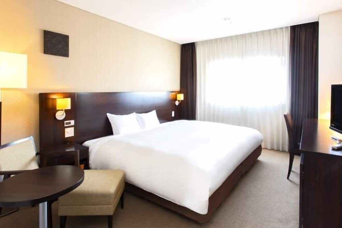 1 bedroom, premium bedding, in-room safe, desk
