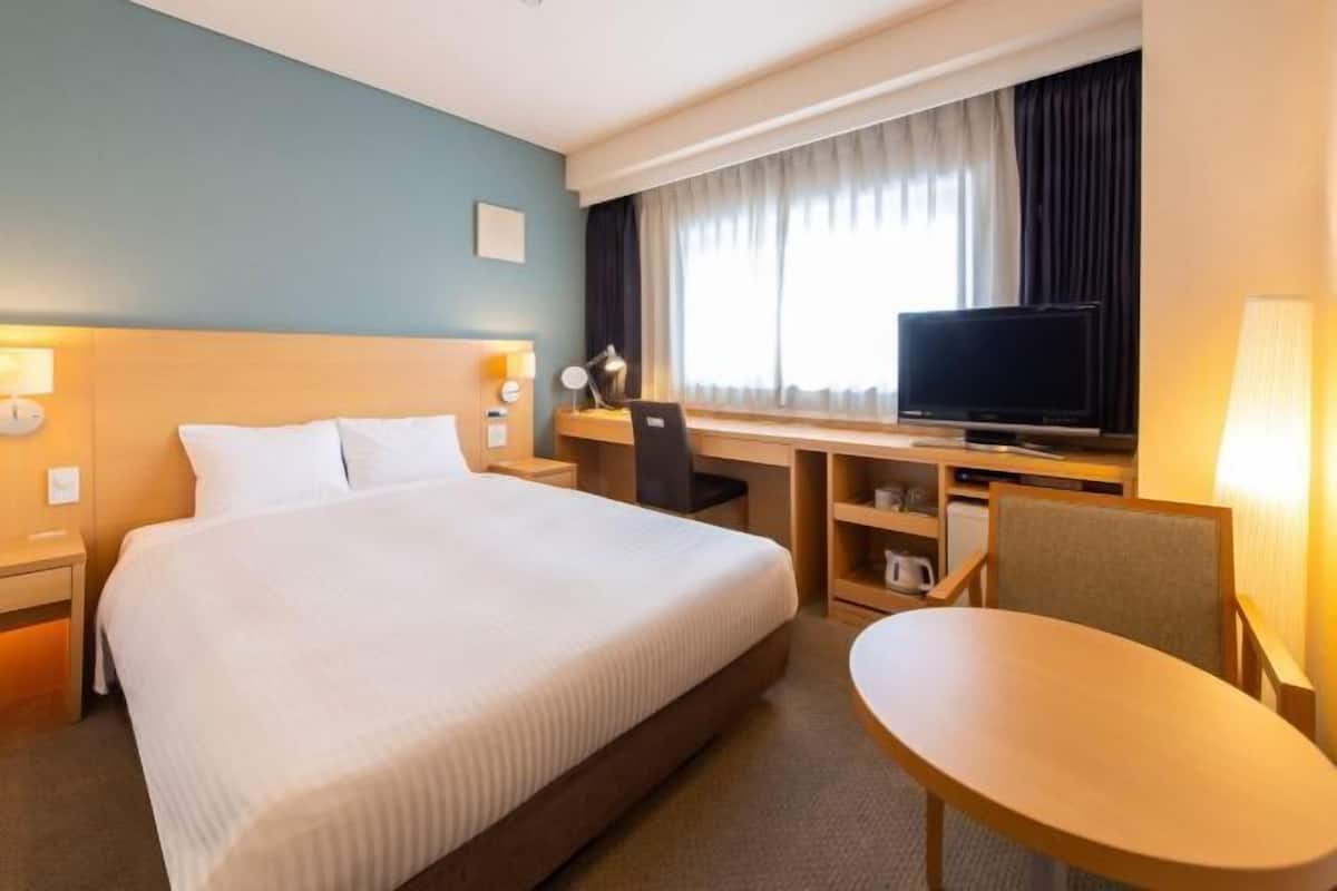 1 bedroom, premium bedding, in-room safe, desk