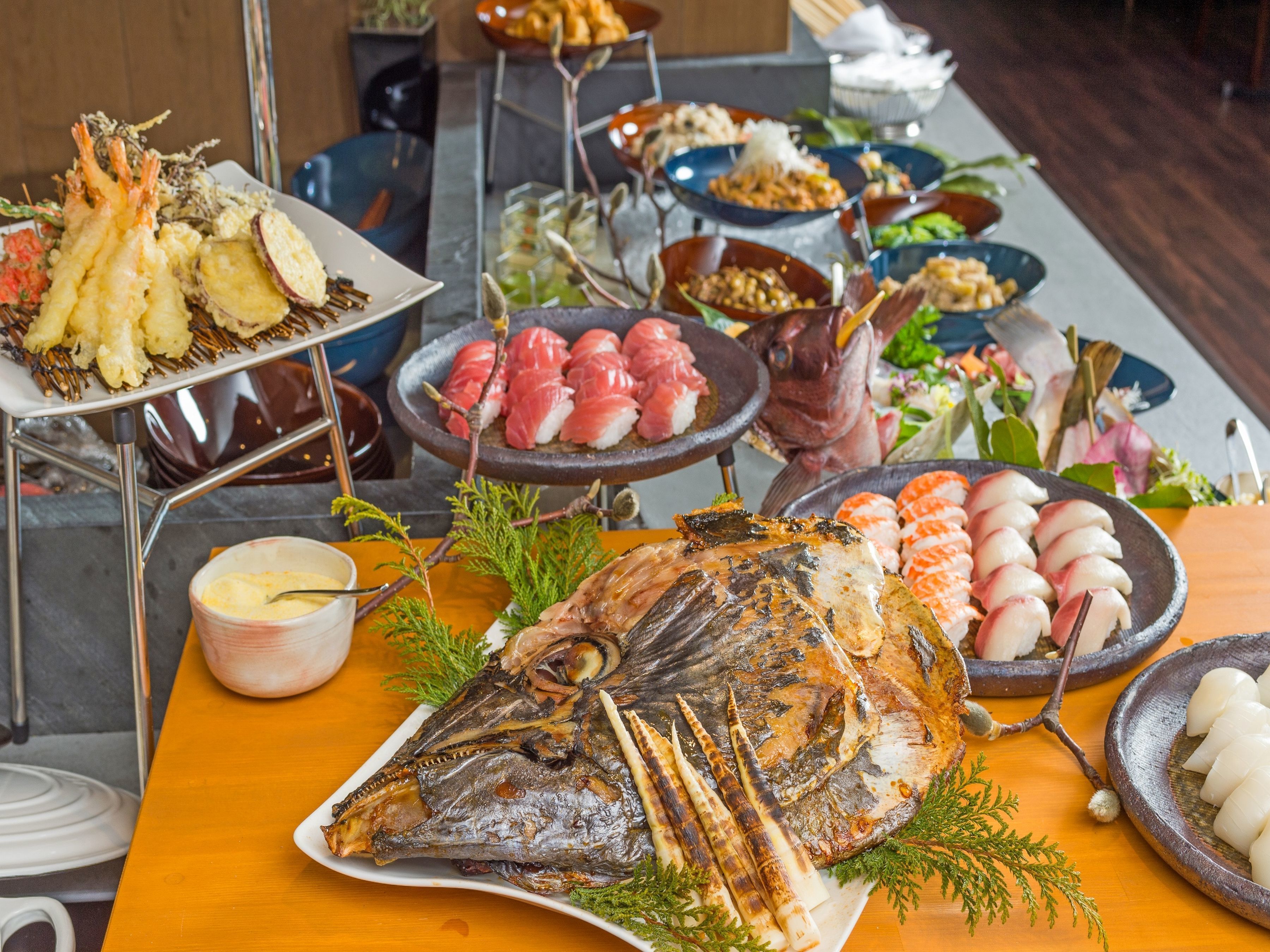 2 restaurants, breakfast served