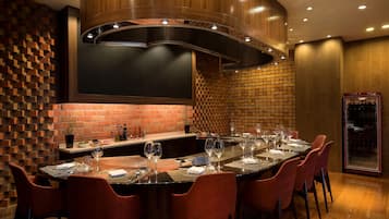 2 restaurantes, é servido café da manhã